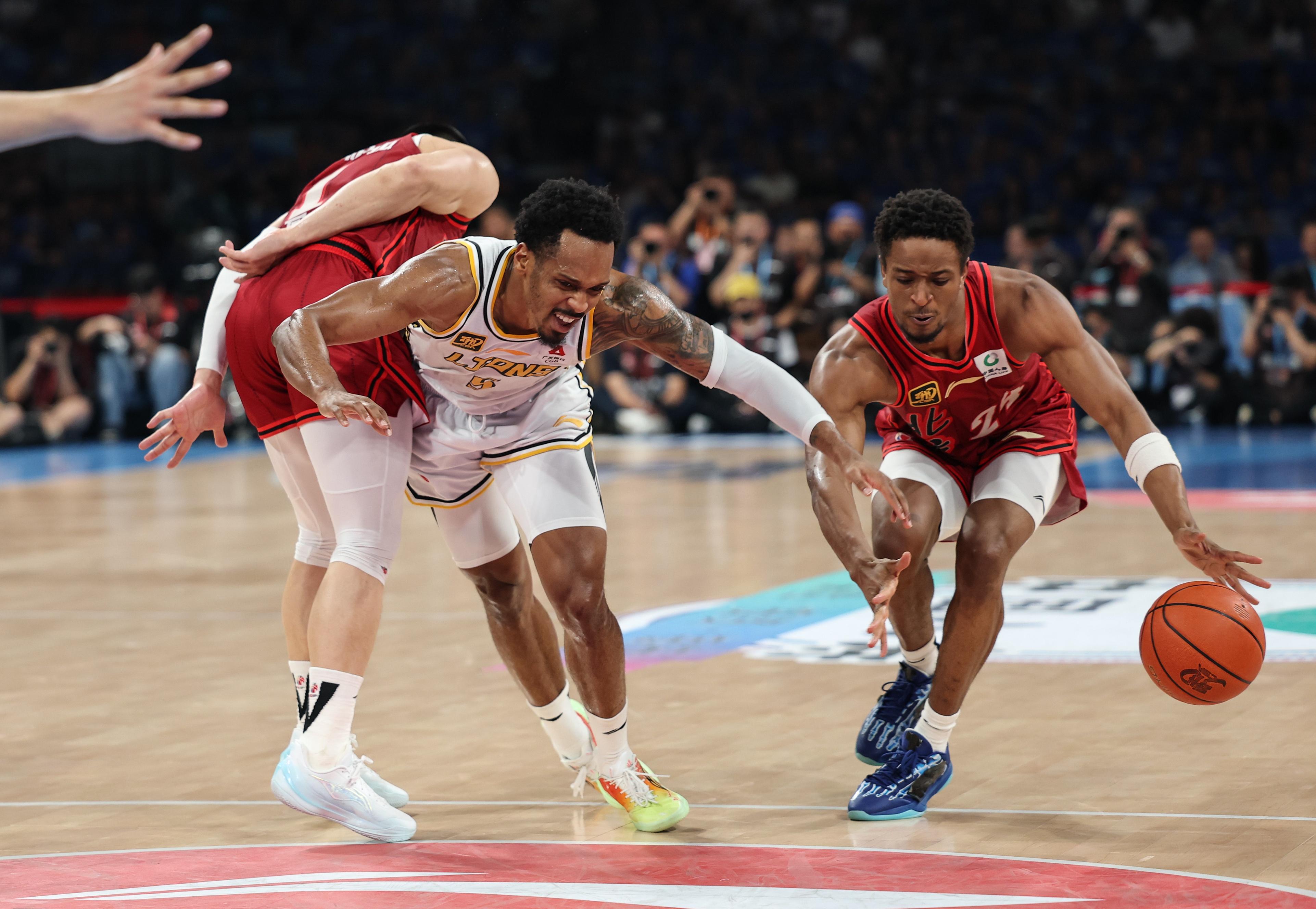 包含转折点尼斯篮板制胜，意大利杯清晨攻防权衡，球迷炸锅，阵容厚度经受考验的词条